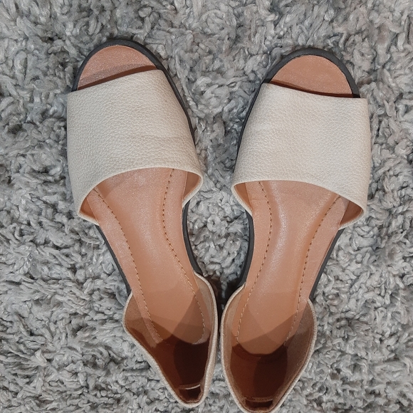 Flat sandals - Picture 2 of 3